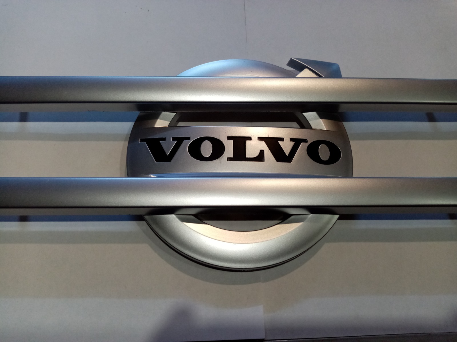 Капот вольво фш. Капот Volvo fh13. Молдинг решетки капота Volvo fh13. Накладка решетка на капот Volvo FH 13. Volvo FH 13 молдинги решетки радиатора.
