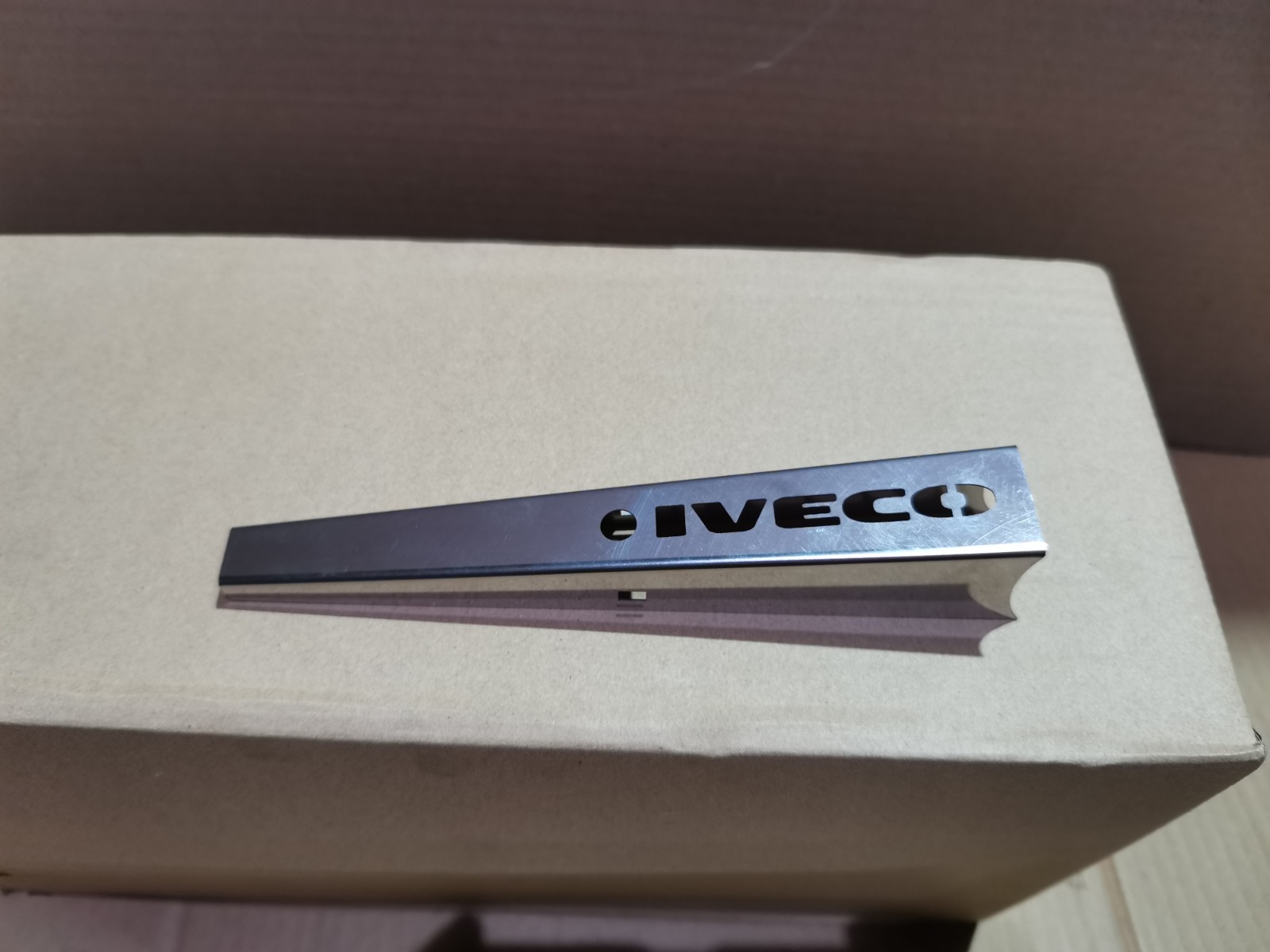 Накладка на поводок стеклоочистителей Iveco передняя