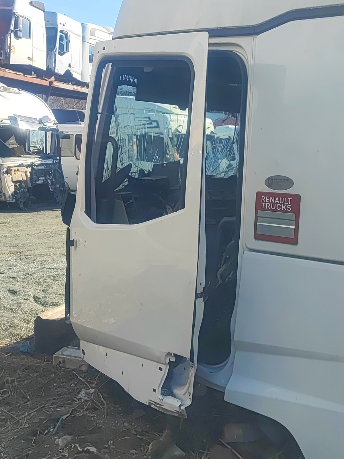 Дверь Renault T-Series D11K 460 2014 левая