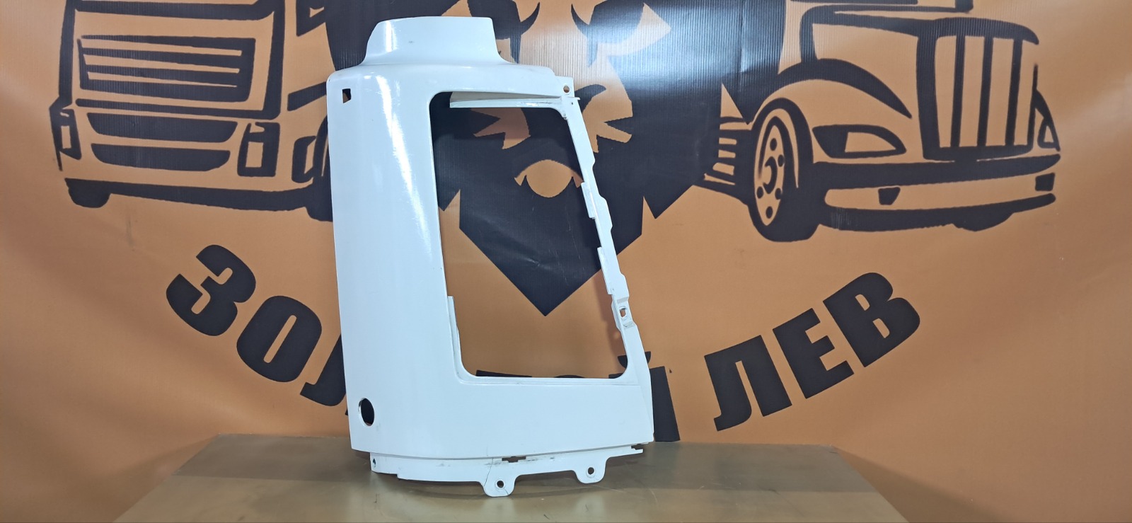 Облицовка фары VOLVO FH FH2 D13A440 2007 правая (б/у)