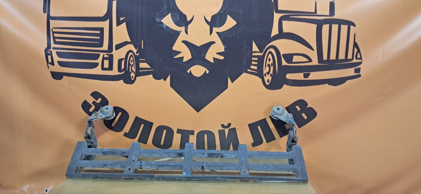 Подножка в решетку радиатора VOLVO FH FH2 D13A440 2007 (б/у)