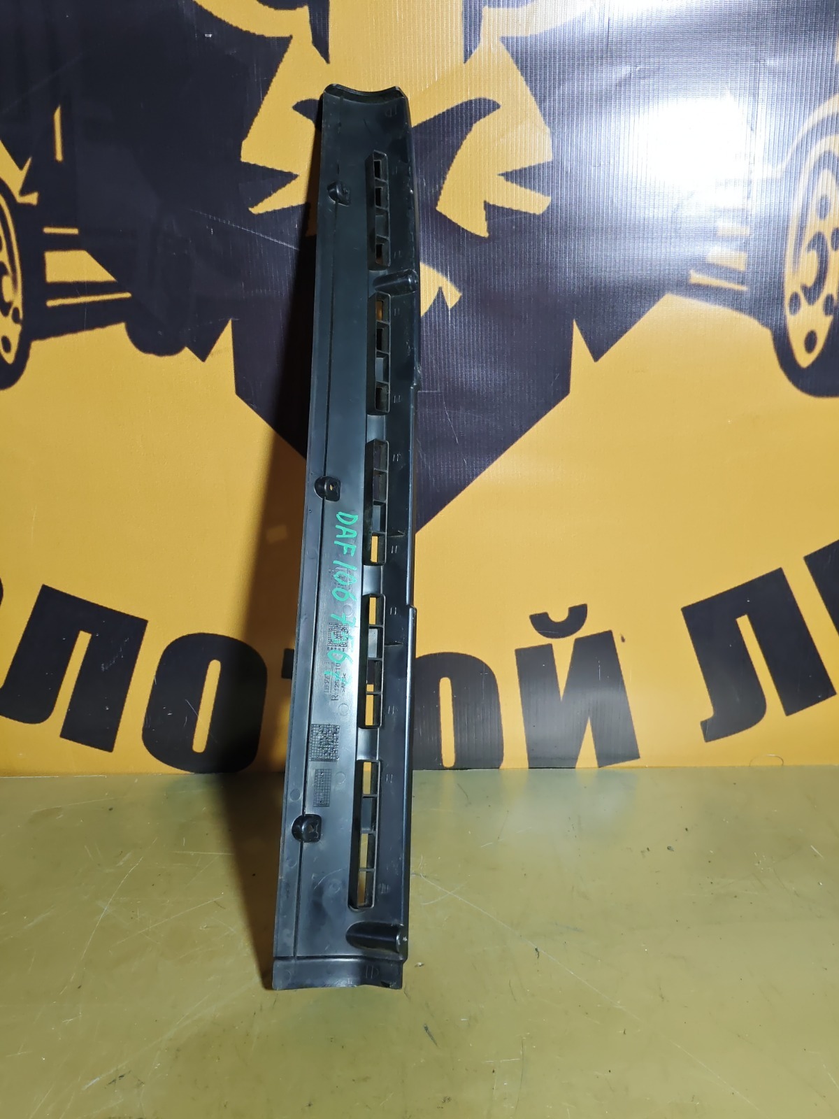 Накладка на торпедо DAF XF106 MX13 460 2014 правая (б/у)
