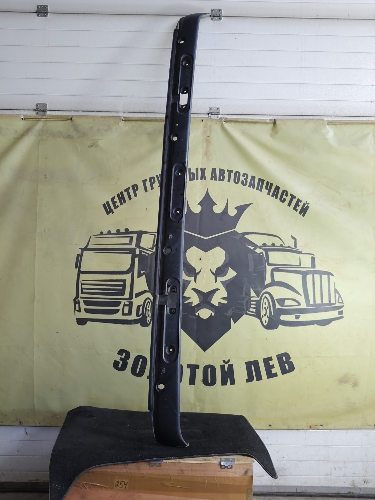 Накладка на лобовик DAF XF105 SUPER SPACE CAB MX EURO-5 2011 (б/у)